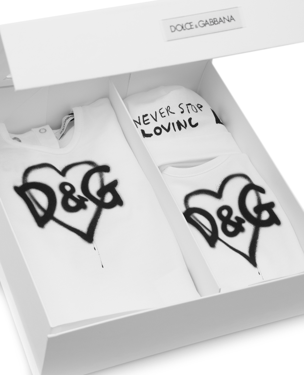 Подарочный набор (человечек, шапочка, нагрудник) Dolce&Gabbana Kids L2JOR5-G7BGN, белый цвет • Купить в интернет-магазине Kameron